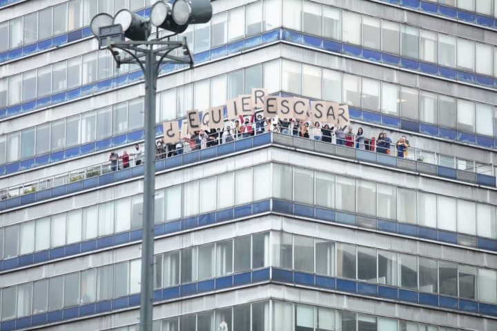 Mujer pide matrimonio con mensaje desde la Torre Latino.