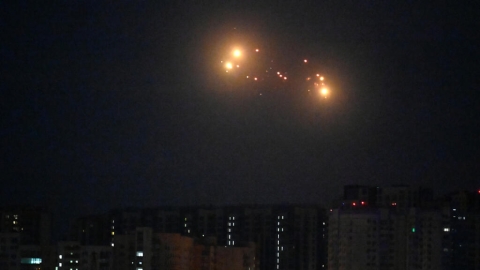 La defensa aérea ucraniana dispara contra unos drones rusos sobre Kiev el 10 de septiembre de 2025 