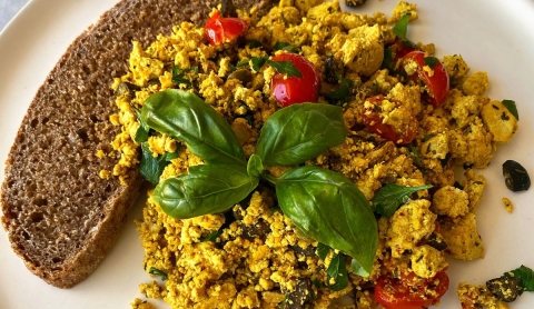 Prepara tofu revuelto con espinacas en solo 20 minutos