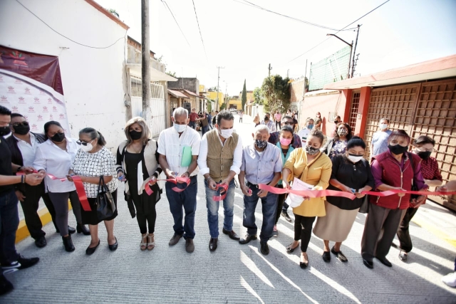 Entrega alcalde capitalino pavimentación en la colonia Antonio Barona