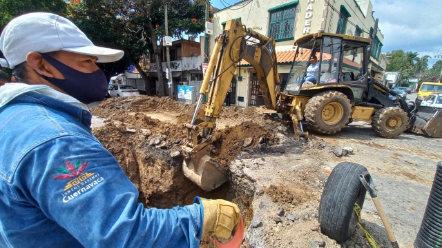 Atienden colapso de drenaje en avenida Domingo Diez