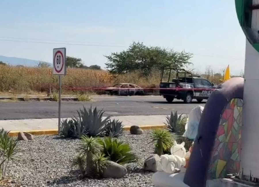 El vehículo fue encontrado en llamas a orillas de la carretera.