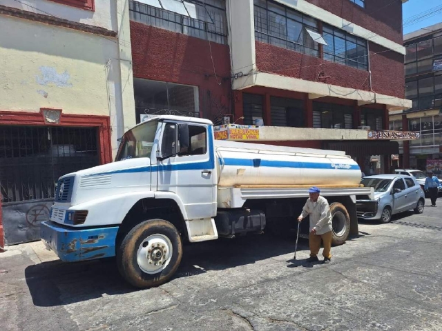 La demanda de pipas de agua se ha incrementado en Cuernavaca ante lo irregular que es el servicio.