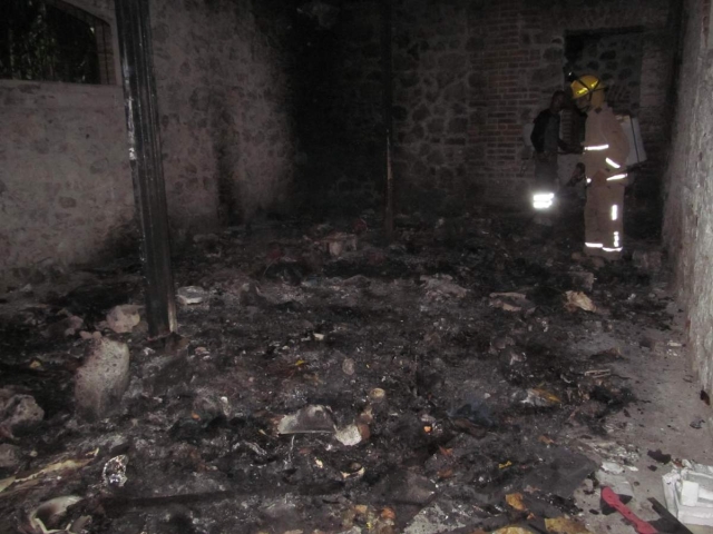 Dos bomberos se encargaron de apagar totalmente el fuego. Debido al abandono, el interior de la exestación del ferrocarril alberga mucha basura.