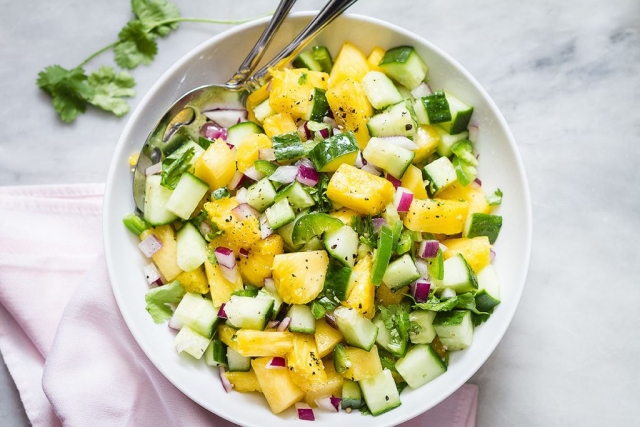 Cena fresca: Prepara ensalada de piña con atún y pepino