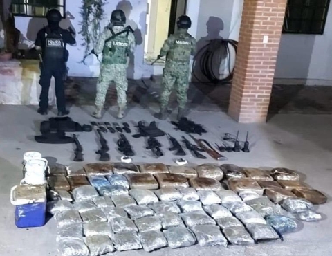 Aseguran integrantes de la Mesa de Paz y Seguridad Morelos arsenal de armas de alto poder y droga en Jonacatepec