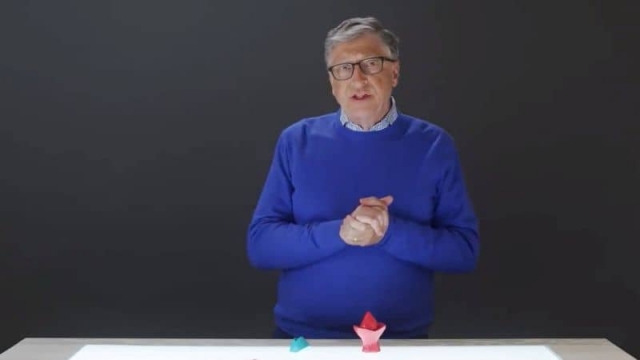 Bill Gates pide acelerar vacunación para frenar mutación del COVID-19.