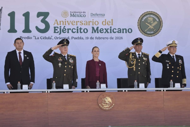 En Puebla, en el 113 aniversario del Ej&eacute;rcito, la presidenta Claudia Sheinbaum tambi&eacute;n reconoci&oacute; a las mujeres de las Fuerzas Armadas.