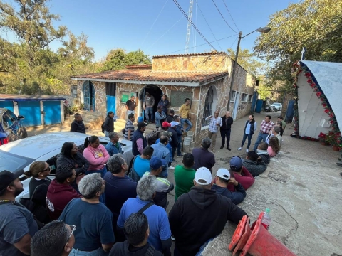 El director del SAPAC dialog&oacute; con trabajadores ante un paro de labores que realizaron ayer. 
