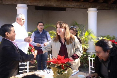 Margarita Gonz&aacute;lez Saravia se reuni&oacute; con reporteros y elogi&oacute; la labor de los medios de comunicaci&oacute;n en la vida democr&aacute;tica del estado. 