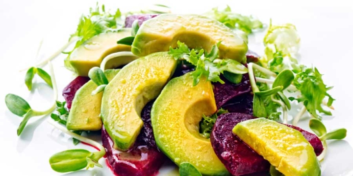 Cena saludable: ensalada de betabel con aguacate, esta combinación de sabores ¡te encantará!