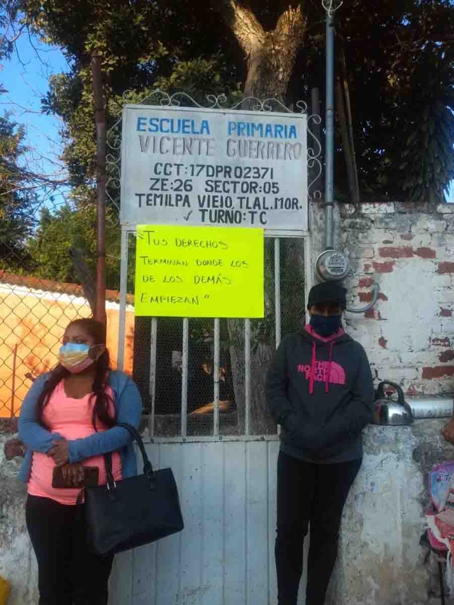 Una madre de familia fue rechazada por una escuela, con carteles en los que indirectamente la señalan como conflictiva y que podía repetir su conducta en dicho plantel. Ella dice que sólo quiere que su hijo estudie.