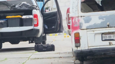 Afuera de la casa contra la que dispararon en la colonia La Parota de Cuernavaca quedaron varios casquillos esparcidos.