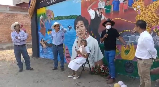 La profesora Teódula Alemán Cleto dio las gracias por la preservación de las tradiciones.