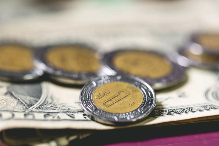 Peso vuelve a caer tras ataque contra Donald Trump