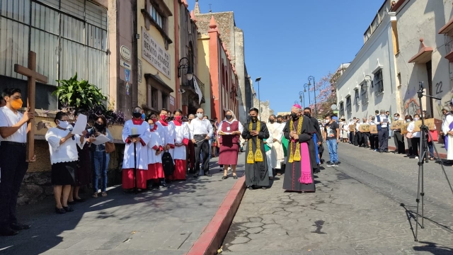 Realizan viacrucis del viernes santo en Cuernavaca