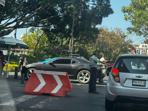 Presencia de GN y policía por automóvil abandonado en calle Gutenberg del centro de Cuernavaca