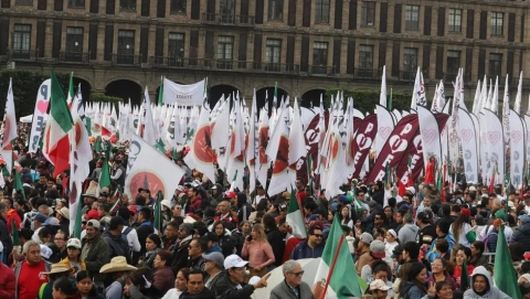 Asistentes comienzan a llegar al Z&oacute;calo para mitin convocado por Sheinbaum