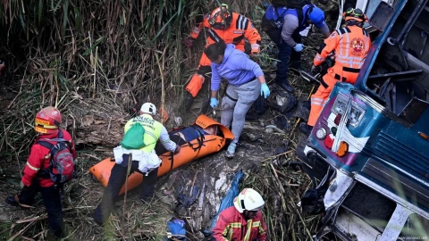 Tragedia en Guatemala: autobús cae en barranco y deja 54 muertos
