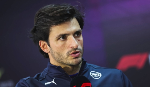 Carlos Sainz es multado por llegar tarde al himno: critica a la FIA por desproporción