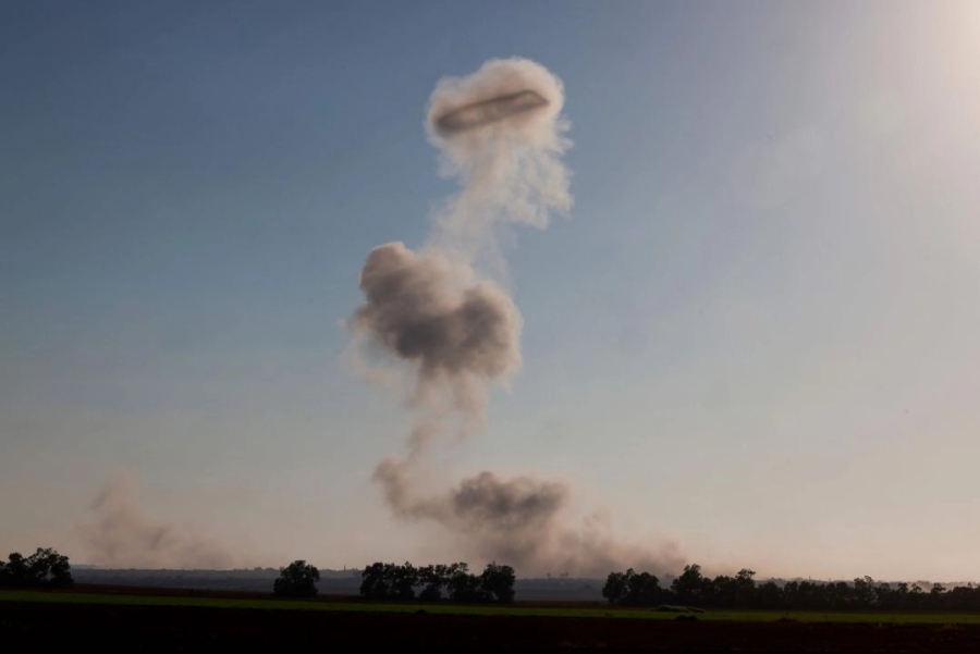Esta imagen, tomada desde la frontera de Israel con la franja de Gaza, muestra una columna de humo durante un ataque israelí contra el territorio palestino asediado el 3 de julio de 2025.