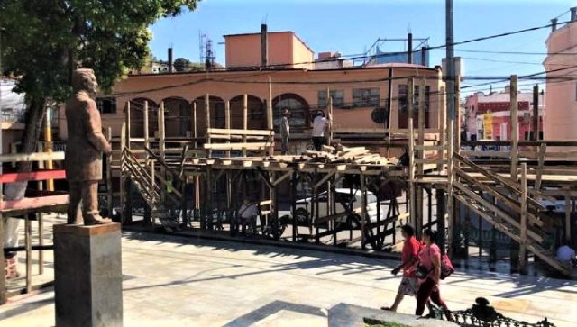 Trabajadores ya están armando los templetes en el zócalo de la ciudad.