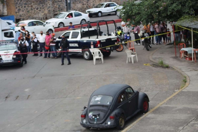 La víctima quedó tendida junto a un auto.