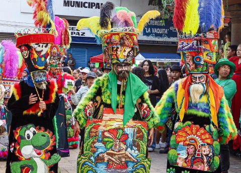 Encuentro de comparsas reúne a más de 900 chinelos en Emiliano Zapata