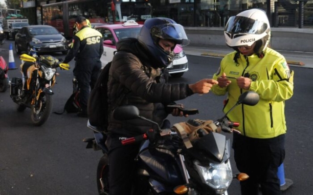 Avanza reforma que prohíbe viajar en moto a menores de 12 años