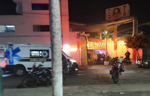 Los hombres fueron trasladados a un hospital a bordo de una ambulancia.