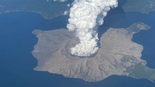 Evacuan a miles de filipinos por la erupción de un volcán