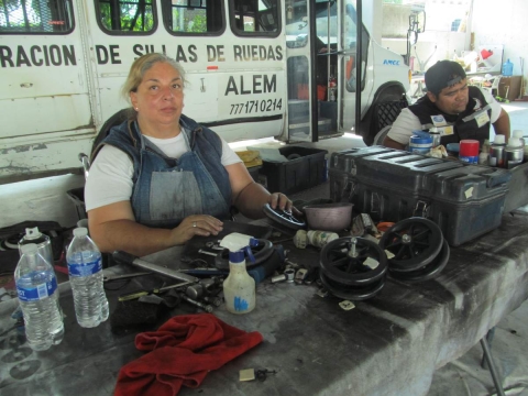 Dos factores han incrementado la demanda de sillas de ruedas: la diabetes y la violencia, resaltó la directiva. Por otro lado, el programa demuestra que las personas pueden aprender un oficio.