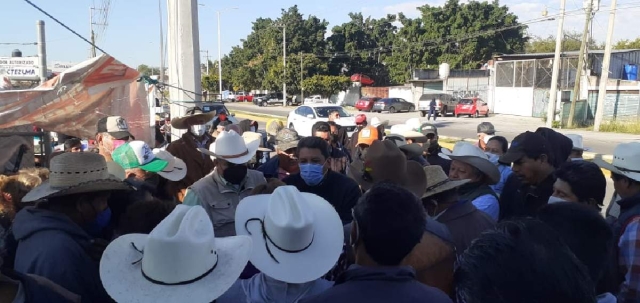  La confrontación verbal duró alrededor de una hora.