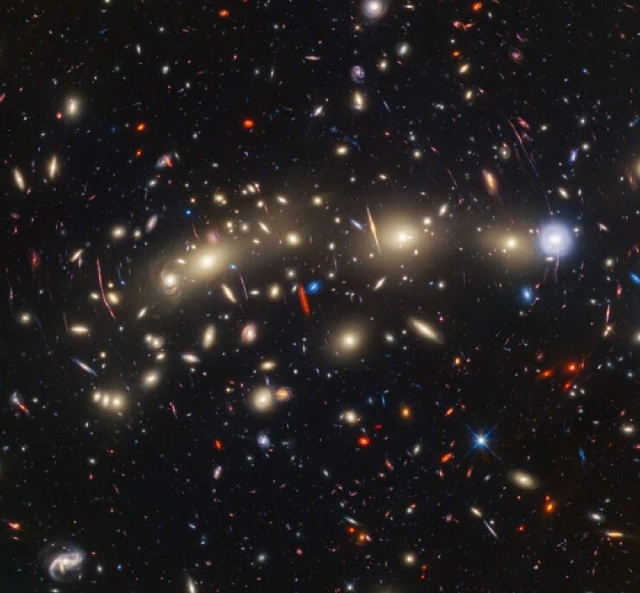 Esta vista pancromática del cúmulo de galaxias MACS0416 se creó combinando observaciones infrarrojas del Telescopio Espacial James Webb de la NASA con datos de luz visible del Telescopio Espacial Hubble de la NASA. 