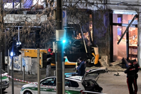 Descarrilamiento de tranv&iacute;a en Mil&aacute;n deja dos muertos y 37 heridos