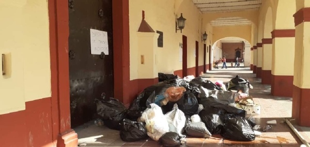 Ciudadanos abandonaron sus desechos afuera del palacio municipal.