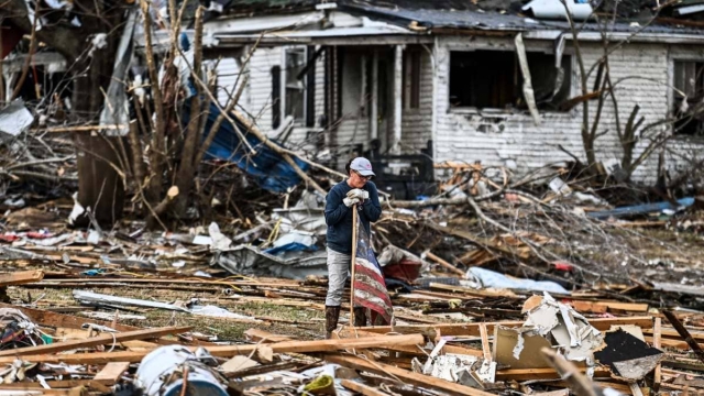 Hombre toca el piano en &quot;su casa&quot; destruida.