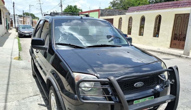 Roban vehículo en el estacionamiento de una tienda