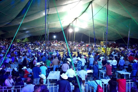Cientos de papás respondieron al llamado de las autoridades.