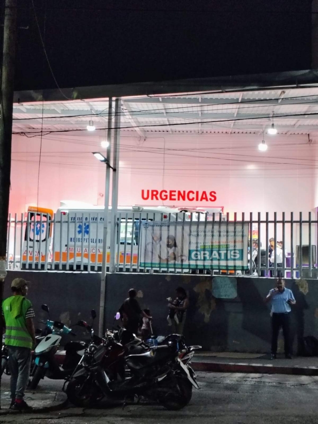 Los hombres fueron trasladados de urgencia a un hospital.