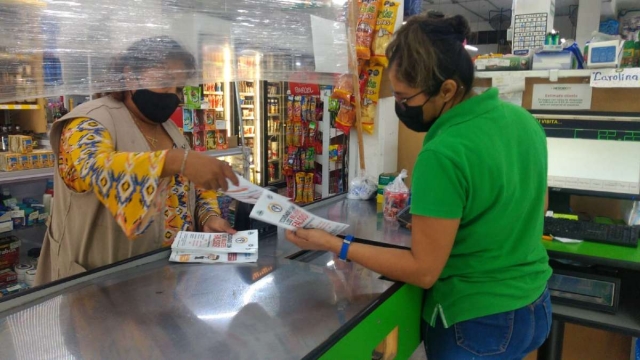  Autoridades reparten trípticos entre los comerciantes para que puedan detectar billetes falsos.
