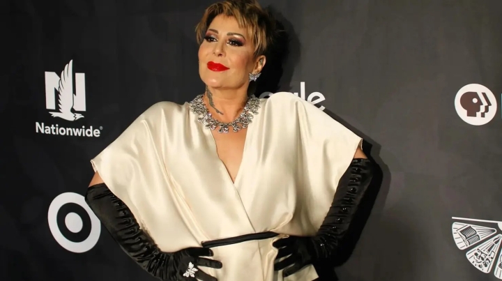 Alejandra Guzmán muestra radiografía de su columna tras una delicada cirugía