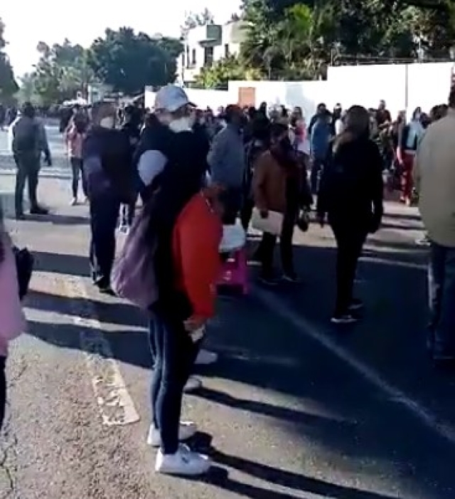 Rezagados se manifestaron en módulo de vacunación en zona militar