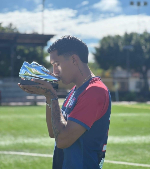 Christopher Brito Martínez anotó 36 goles en la última temporada, por lo que fue reconocido como el máximo goleador del Grupo 7 de la Tercera División Profesional.