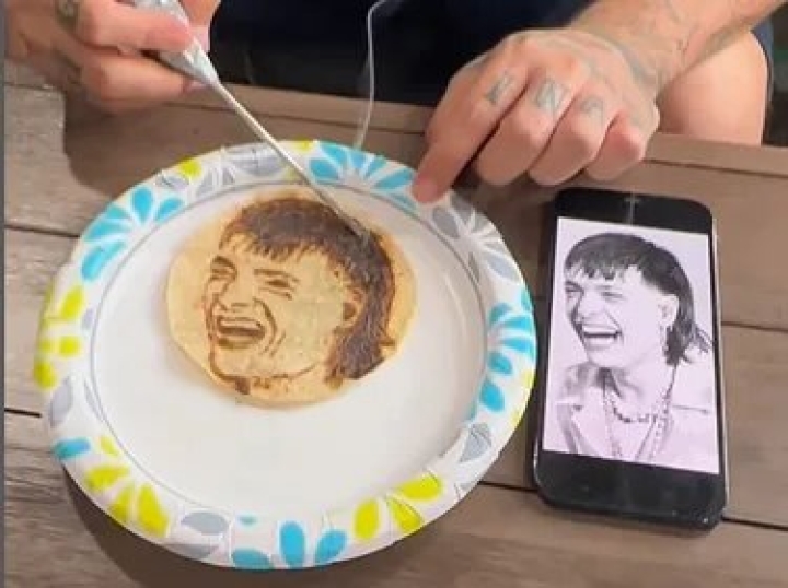 ¿Tortillas bélicas?; Artista plasma en una tortilla la cara de Peso Pluma