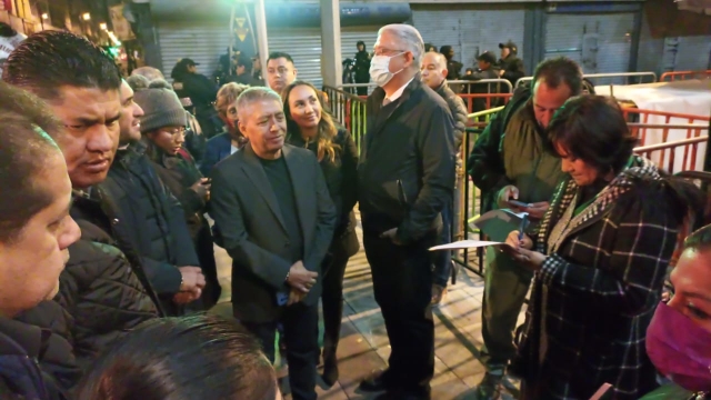 Protestan diputados locales ante Palacio Nacional