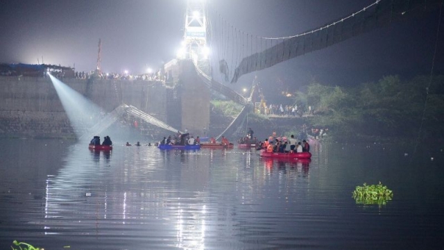 Aumenta a 130 muertos por colapso de puente colgante en India