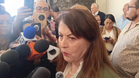 La gobernadora se reunió con médicos durante la mañana del viernes.