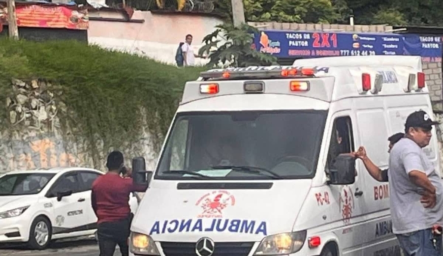 Se impacta motociclista contra un vehículo