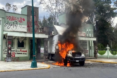 Normalistas derriban puerta del Campo Militar 1-A en protesta por Caso Ayotzinapa